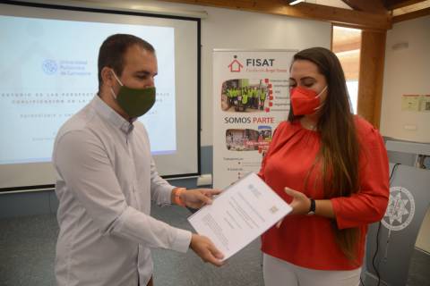 David Barqueros, de FISAT, recibiendo el trabajo realizado por Marta de Lara, el día de la presentación del TFG ahora premiado.
