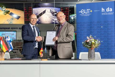 En la imagen, cedida por la Universidad de Darmstadt, Rolf Densing, director de operaciones de la ESA y Arnd Steinmetz, rector de la h_da.
