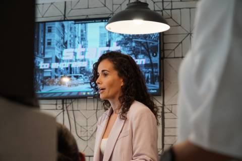 Nuria Berruezo durante la exposición de su proyecto en Oporto.
