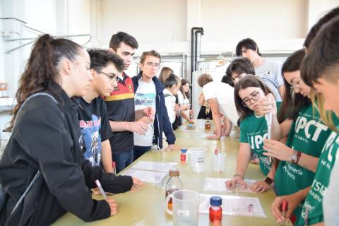 Estudiantes en el taller de microbiología de los alimentos.
