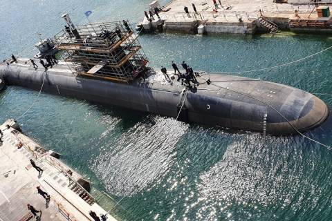 El submarino S-81 durante una maniobra en el astillero de Navantia en Cartagena.

