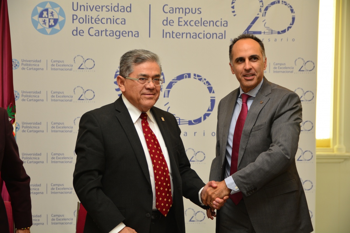 Ambos rectores, tras la firma del acuerdo.
