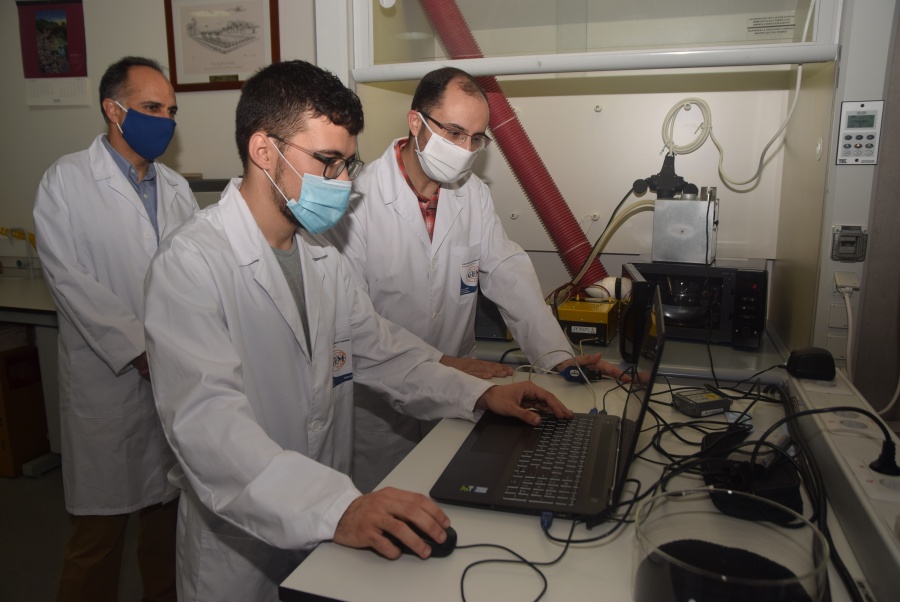 Los investigadores, de izquierda a derecha, Alejandro Díaz, Rafael Pérez y José Fayos.