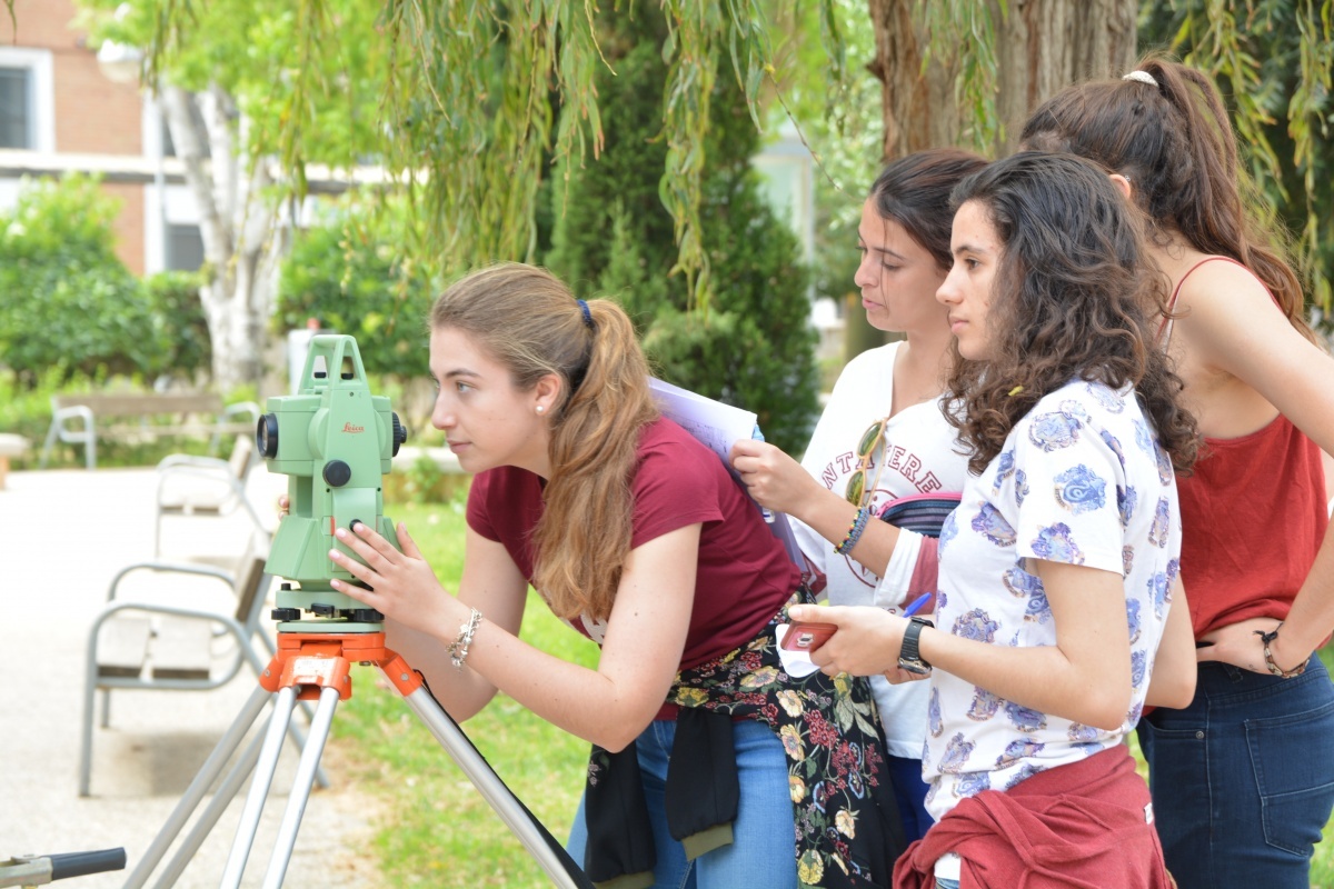 Alumnas durante una práctica de Ingeniería de la Edificación, en una foto de archivo.