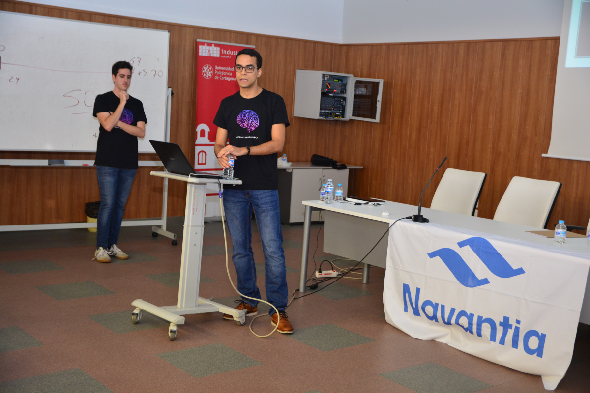 Los ganadores del primer reto de la Cátedra, exponiendo su propuesta.