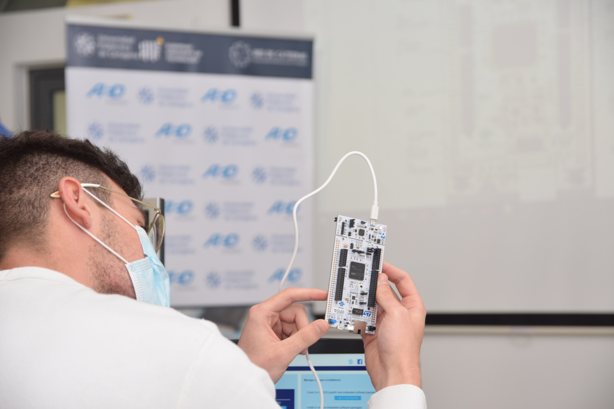 Un alumno en un curso de la Cátedra AED-UPCT.