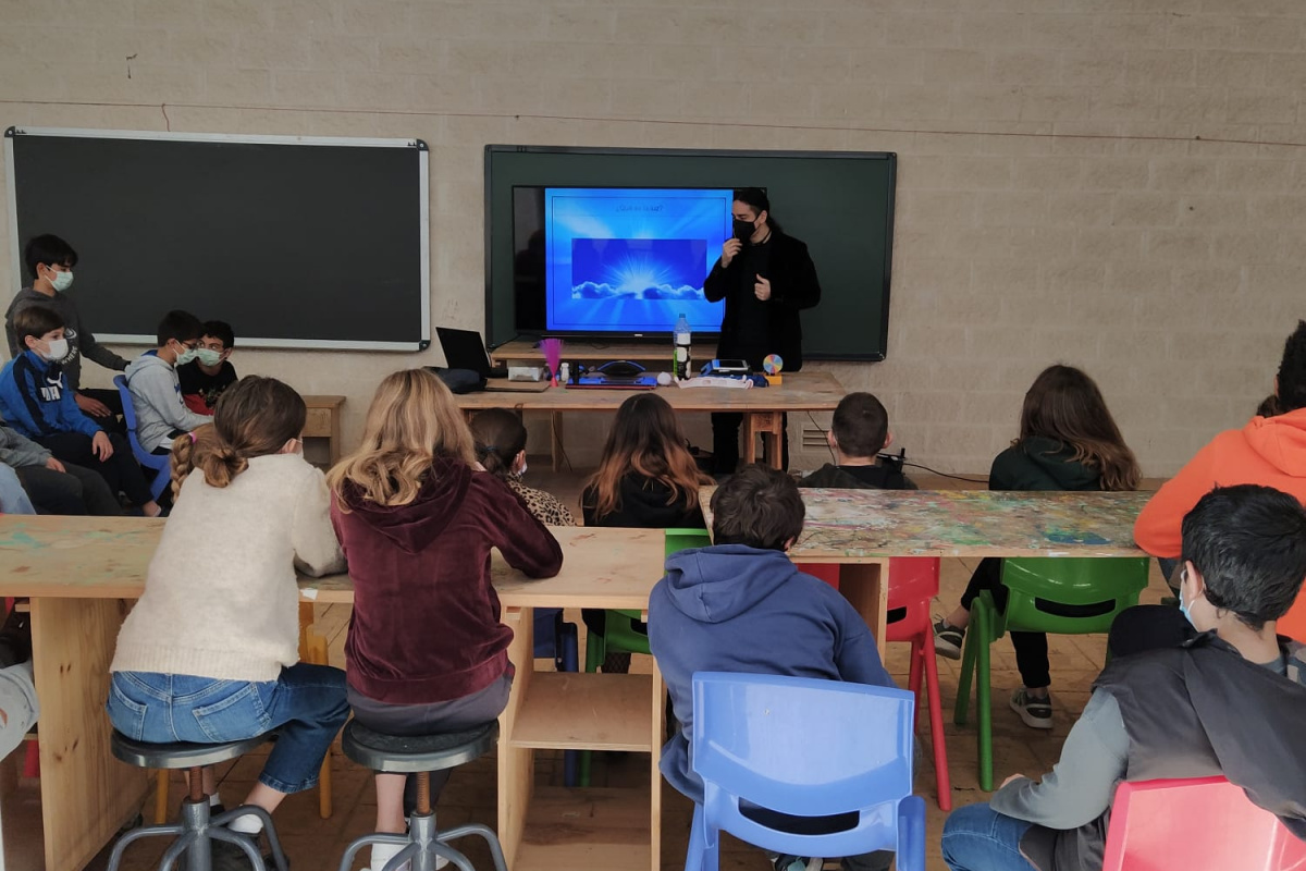 José Víctor Rodríguez durante la charla en el CEIP Atalaya.