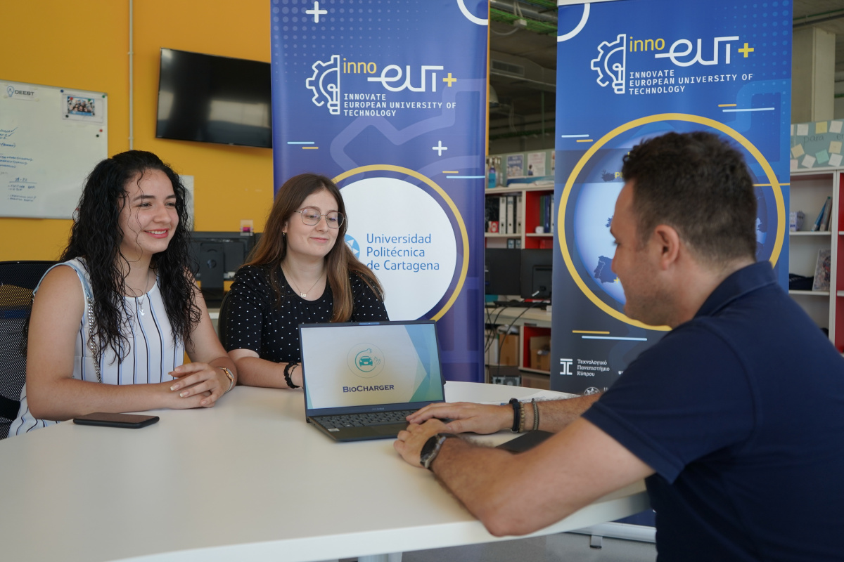 Las alumnas Estrella Moreno e Irene Delicado, repasando con su profesor Francisco Campuzano la presentación del proyecto.