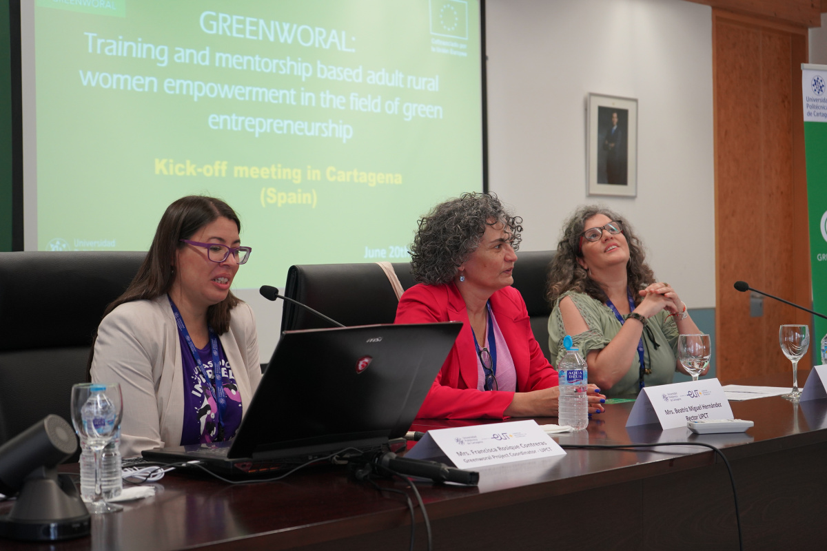 Paqui Rosique, Beatriz Miguel y Chus Legaz durante la presentación del encuentro.