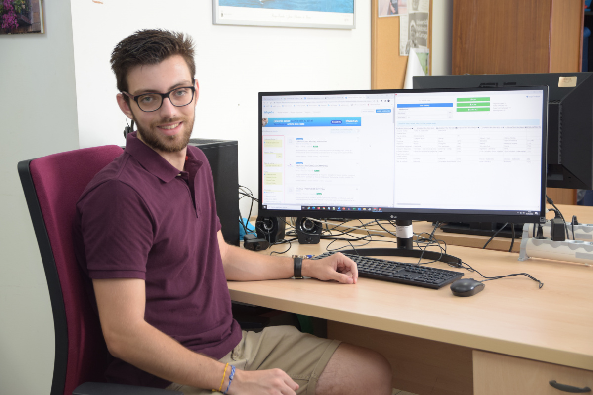 Javier Lorca analizando con la técnica web scraping las ofertas laborales publicadas.