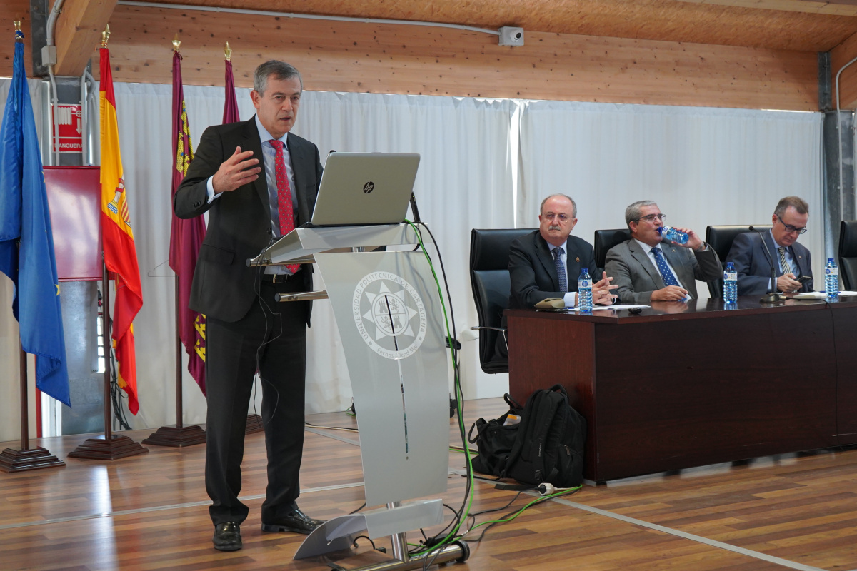 El general de brigada Francisco Almerich durante su ponencia.