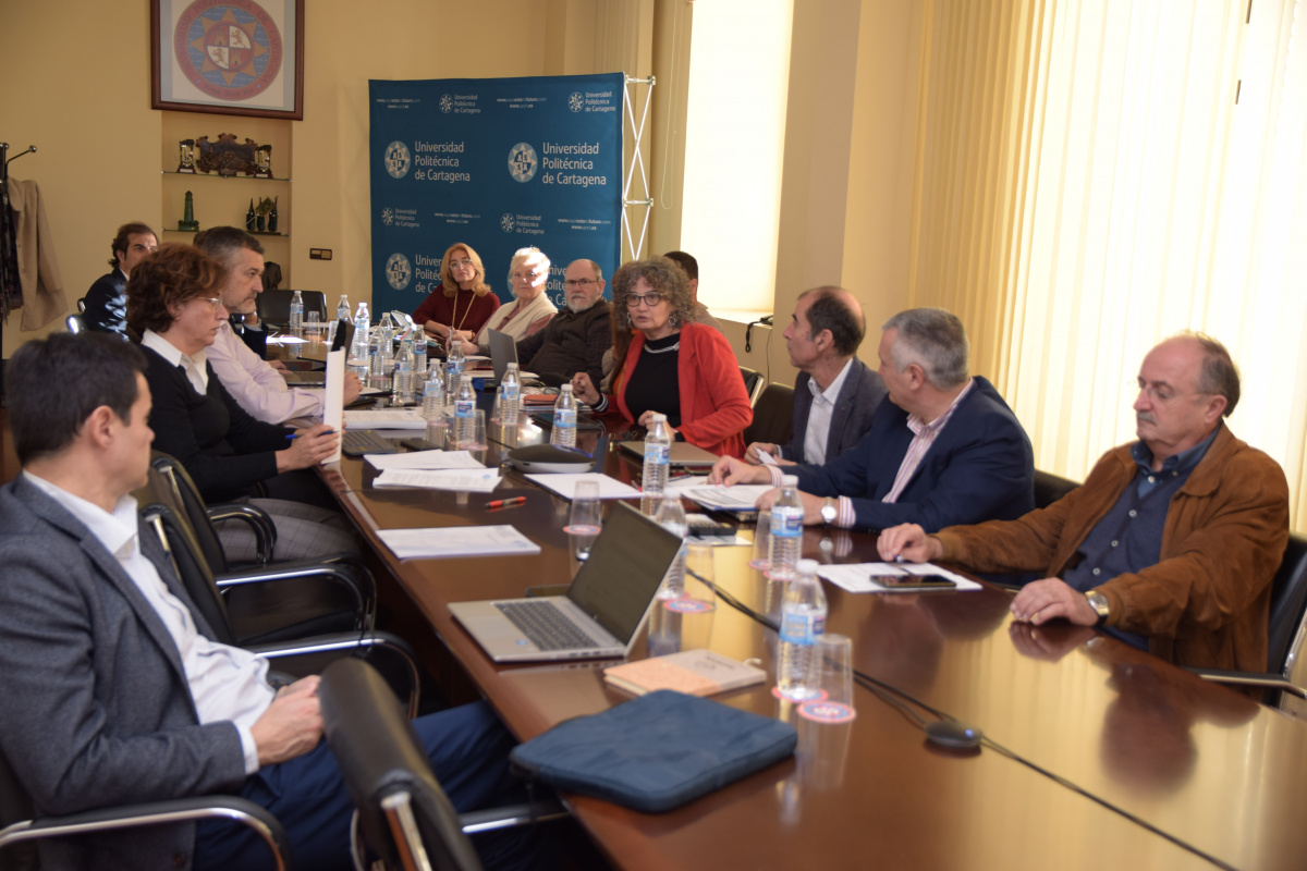 La rectora y el presidente del Consejo Social, en el centro de la mesa de la reunión de hoy.