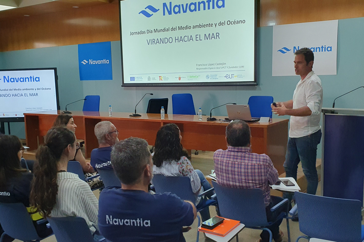 El profesor Lòpez Castejón, en Navantia, durante su conferencia