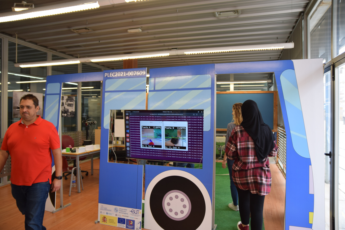 Investigadores y estudiantes de la Escuela de Telecomunicación probando el dispositivo.