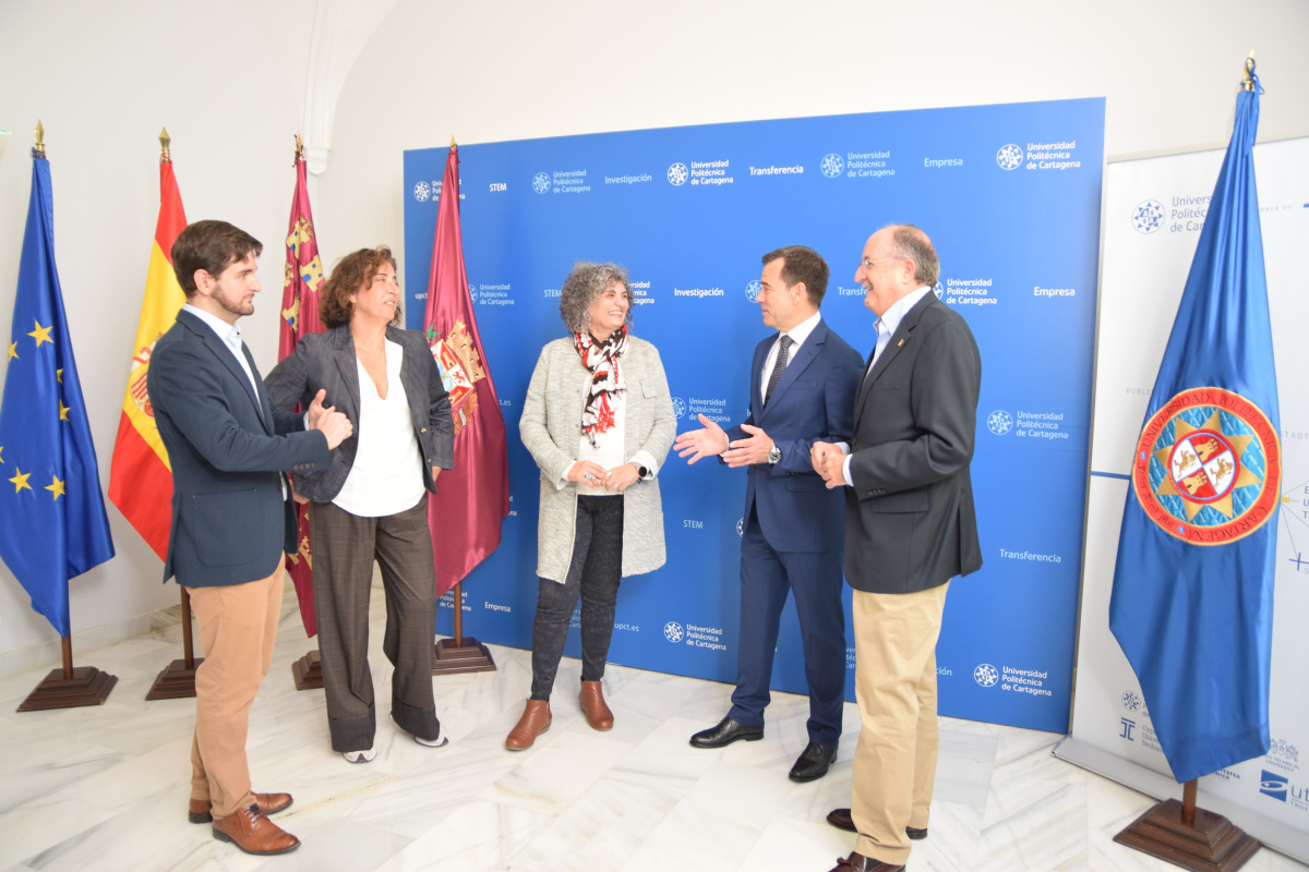 Representantes del Consejo Social, La Verdad y la asociación Alumni con la rectora.