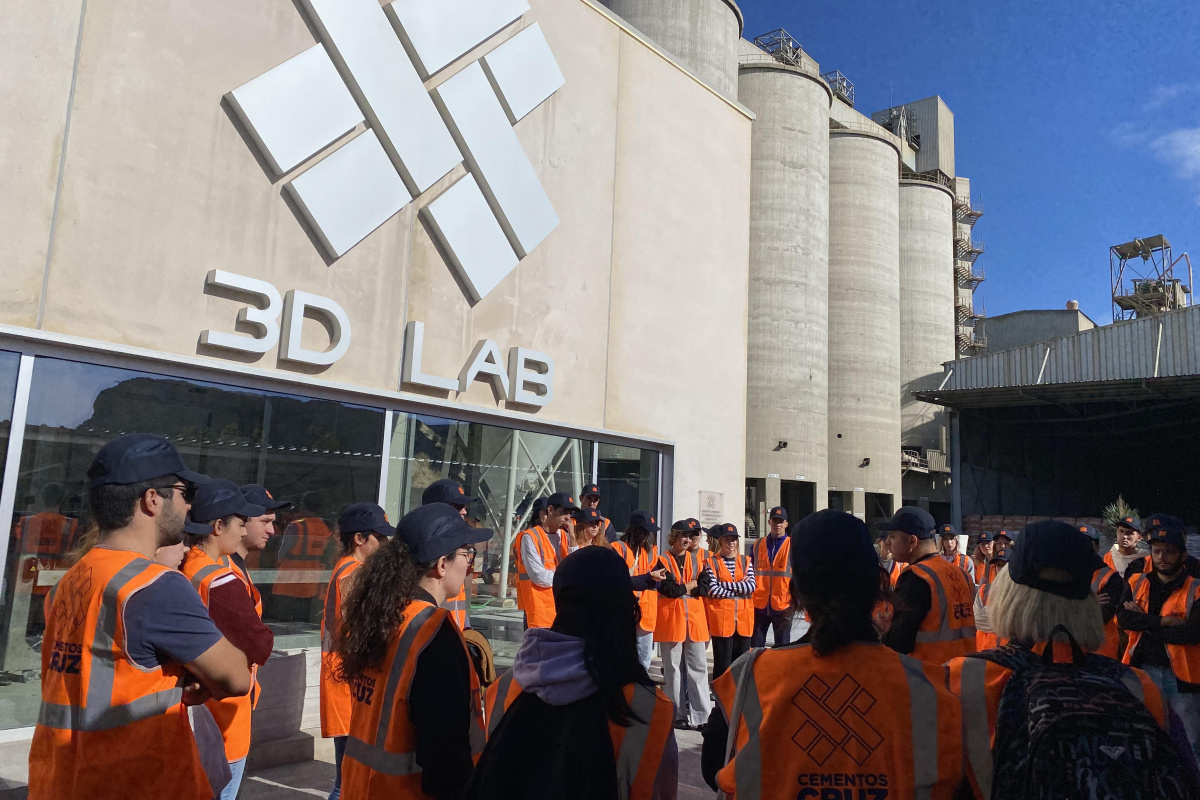 Estudiantes ante el laboratorio de impresión 3D de la empresa.