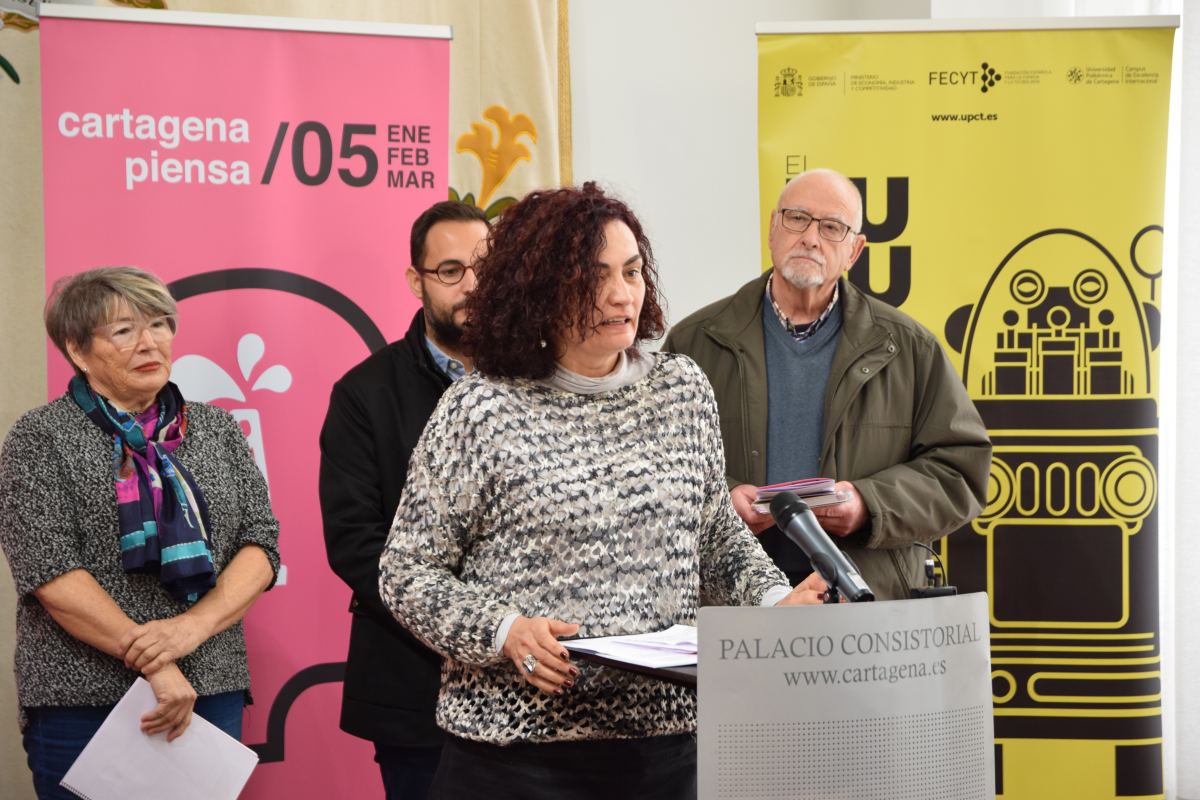 La vicerrectora Beatriz Miguel durante la presentación del programa en el Ayuntamiento de Cartagena.