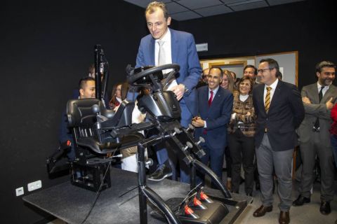 foto Pedro Duque simulador de tractores 2